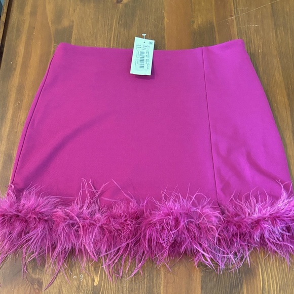 HYFVE SHORT FLIRTY FUN SKIRT  SIZE M FEATHERED  BOTTOM SIDE ZIPPED NWT - Picture 2 of 15